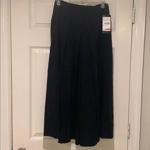Weekend Maxmara Black Capri Pleated Pants size 4